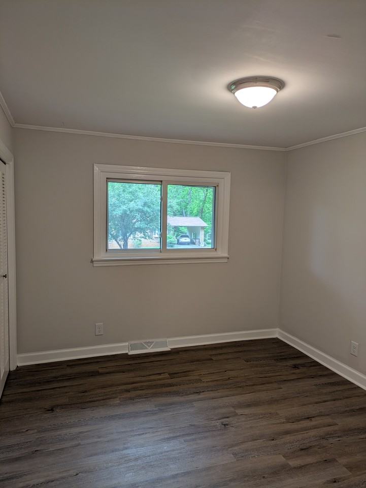 1002 Hemlock Dr #1 - Photo 7 of 11
