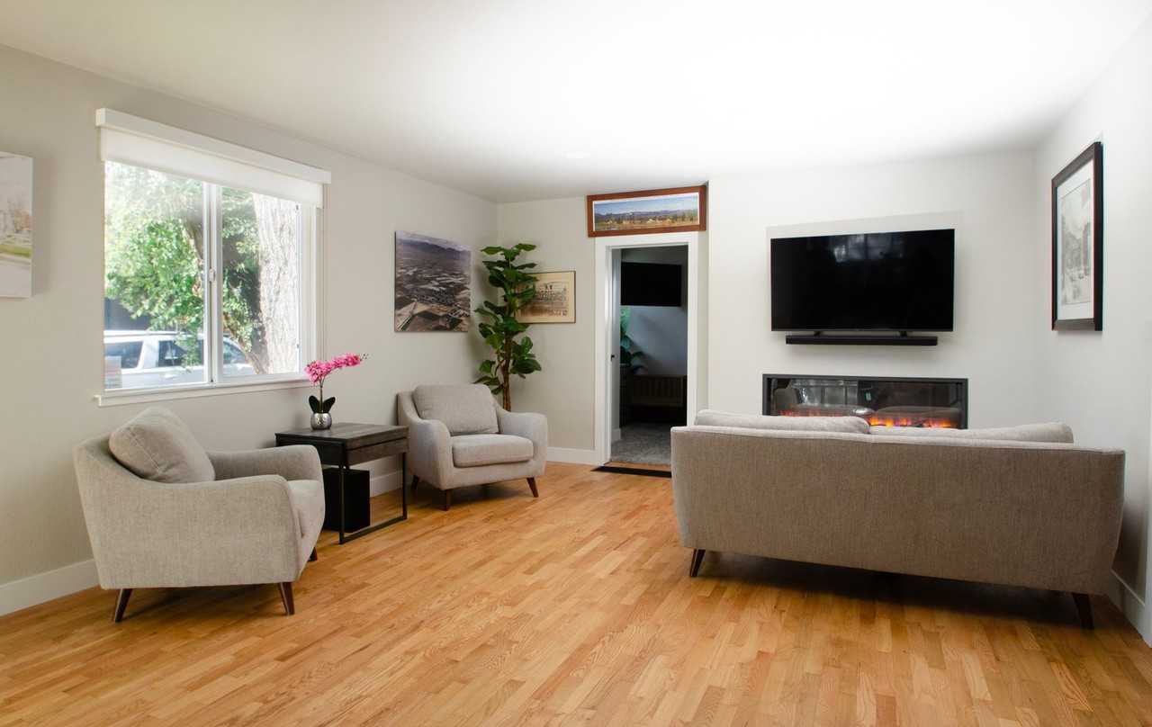 921 Walnut St - Photo 4 of 19