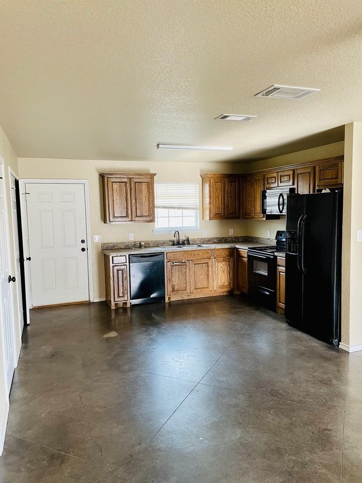 502 N Cleburne Whitney Rd Unit D #1 - Photo 5 of 13