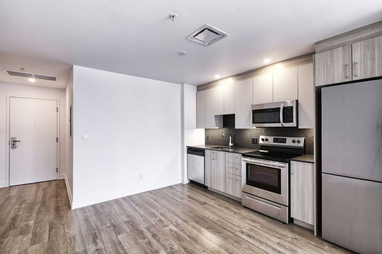 30 Saint Joseph Boulevard Est - Photo 3 of 50