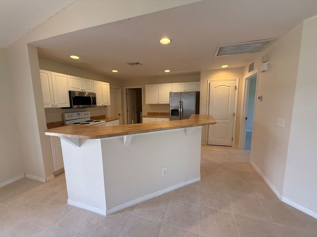 1823 Nw 31st St - Photo 3 of 9