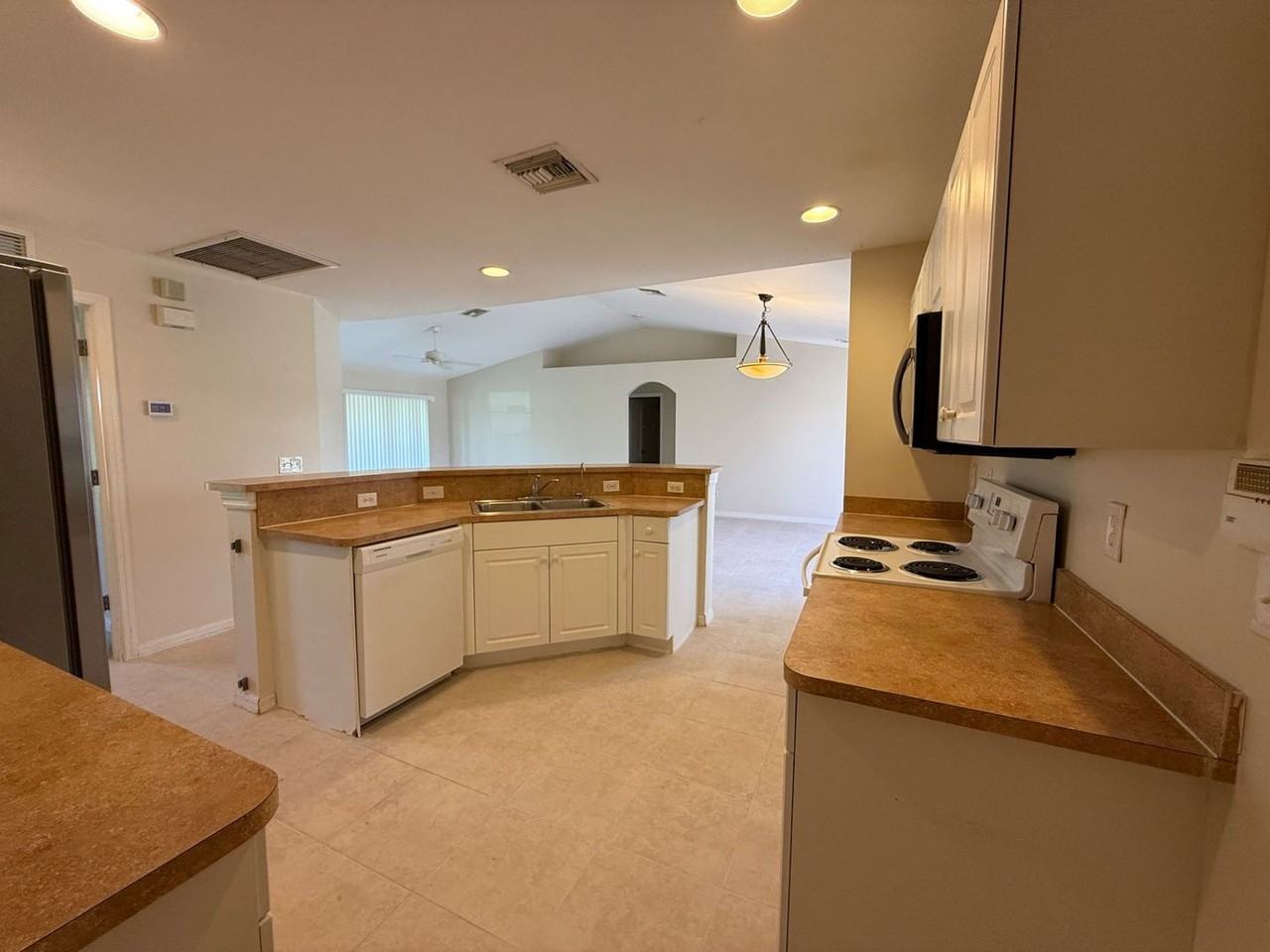 1823 Nw 31st St - Photo 4 of 9