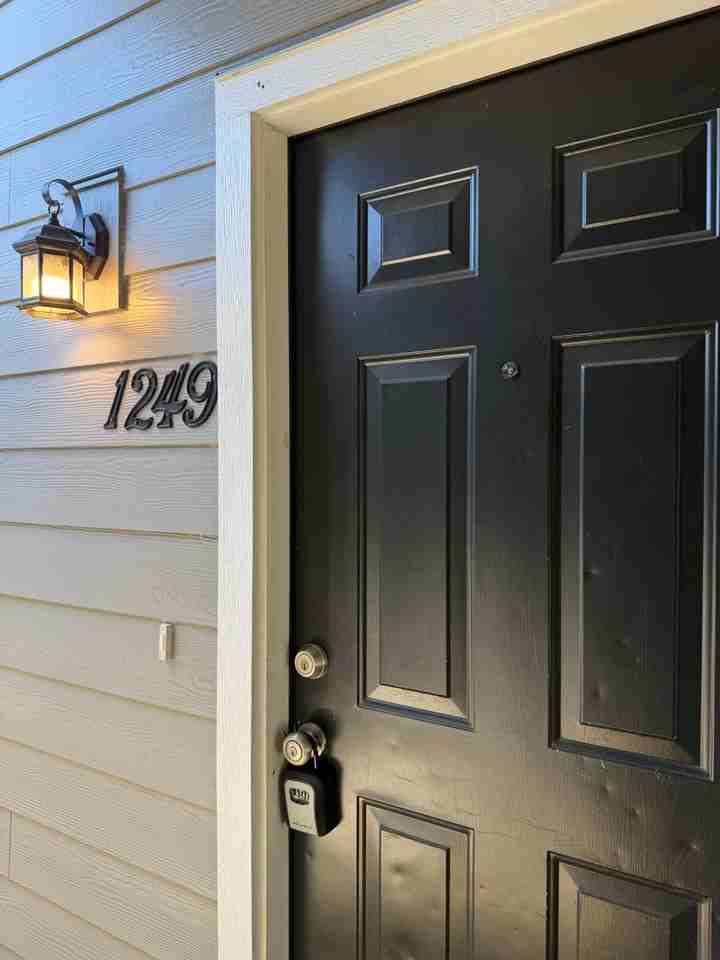 1245 Baxter Rd Se - Photo 2 of 14