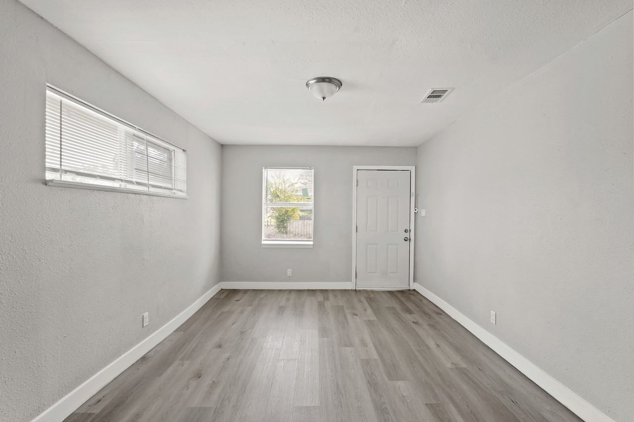 7815 Glass St #7815 - Photo 4 of 13