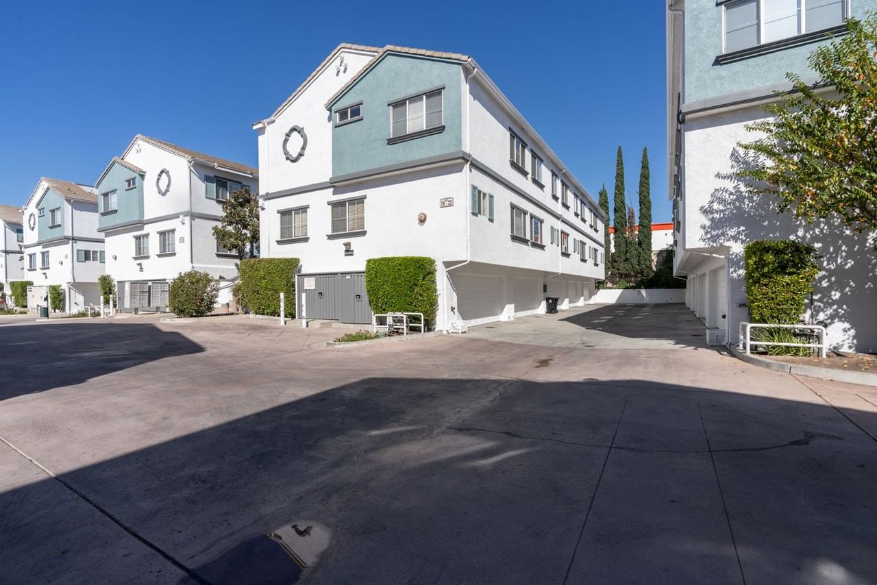 Vantaggio Townhomes - Photo 5 of 34