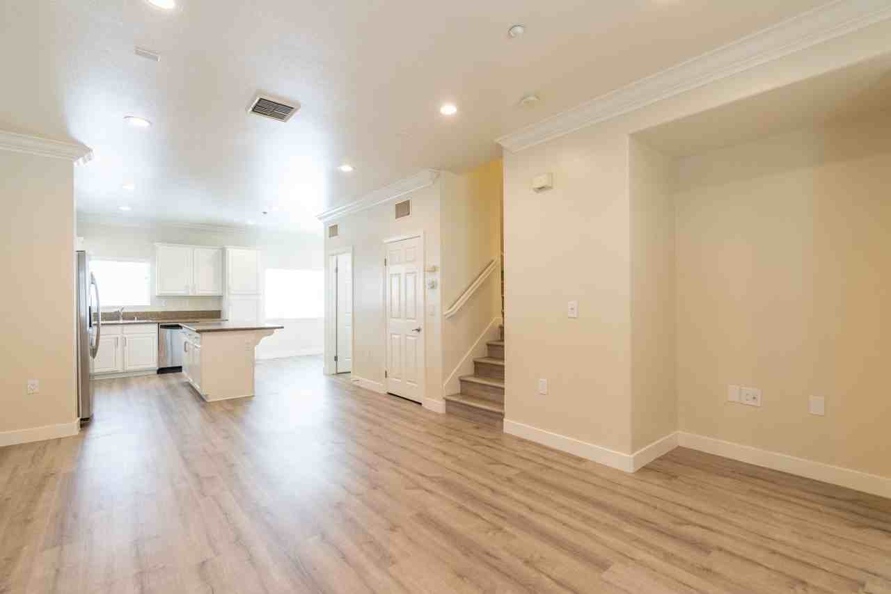 Vantaggio Townhomes - Photo 6 of 34