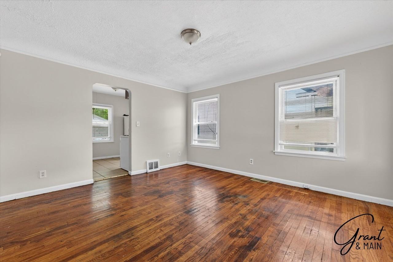 7466 W Parkway St - Photo 2 of 16