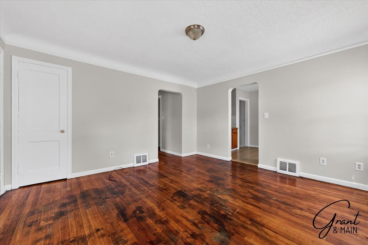 7466 W Parkway St - Photo 3 of 16