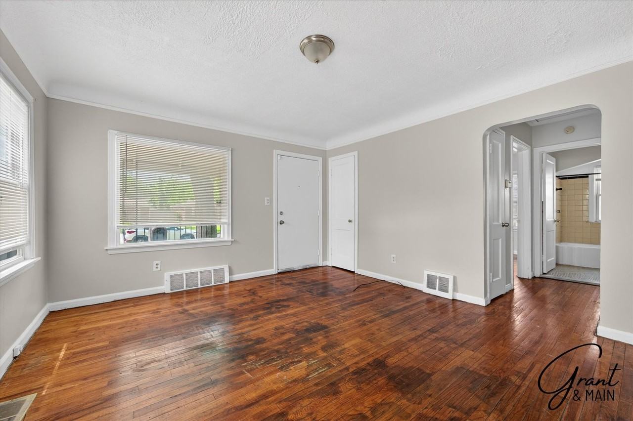 7466 W Parkway St - Photo 4 of 16