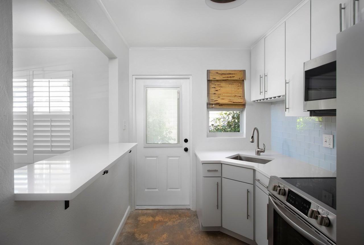 1306 Eliza St - Photo 4 of 14