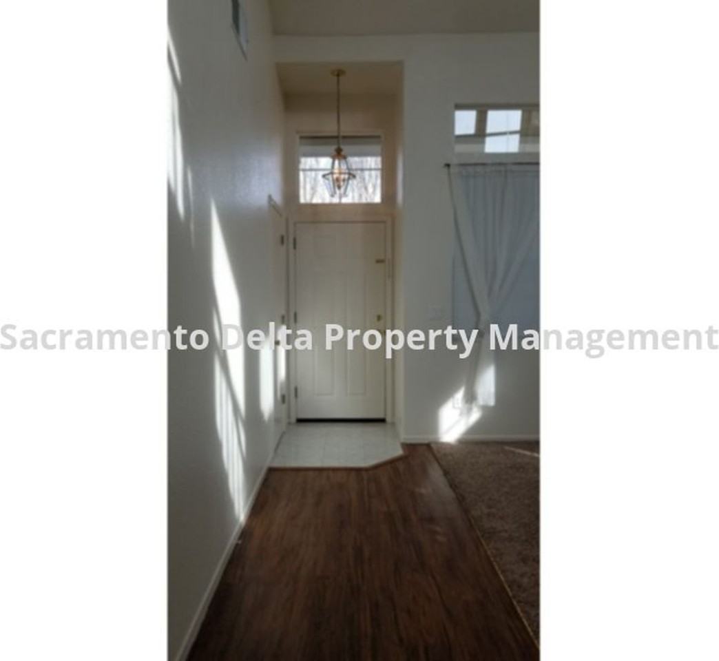433 Coventry Ct - Photo 2 of 22