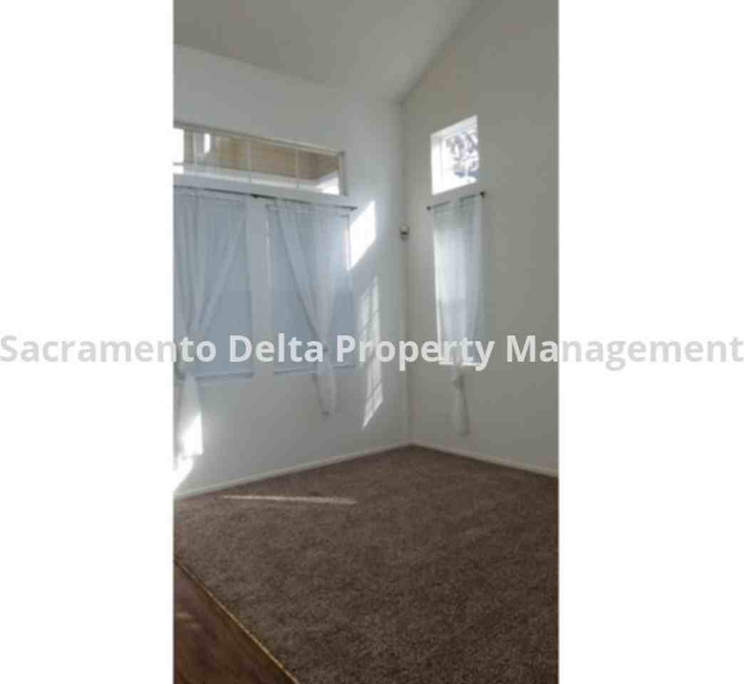 433 Coventry Ct - Photo 3 of 22