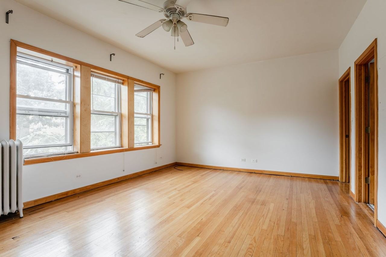 2618 W Gunnison St #3 - Photo 3 of 9