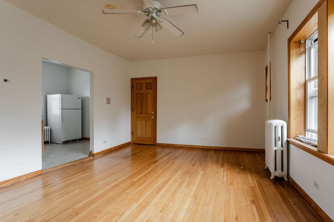 2618 W Gunnison St #3 - Photo 4 of 9