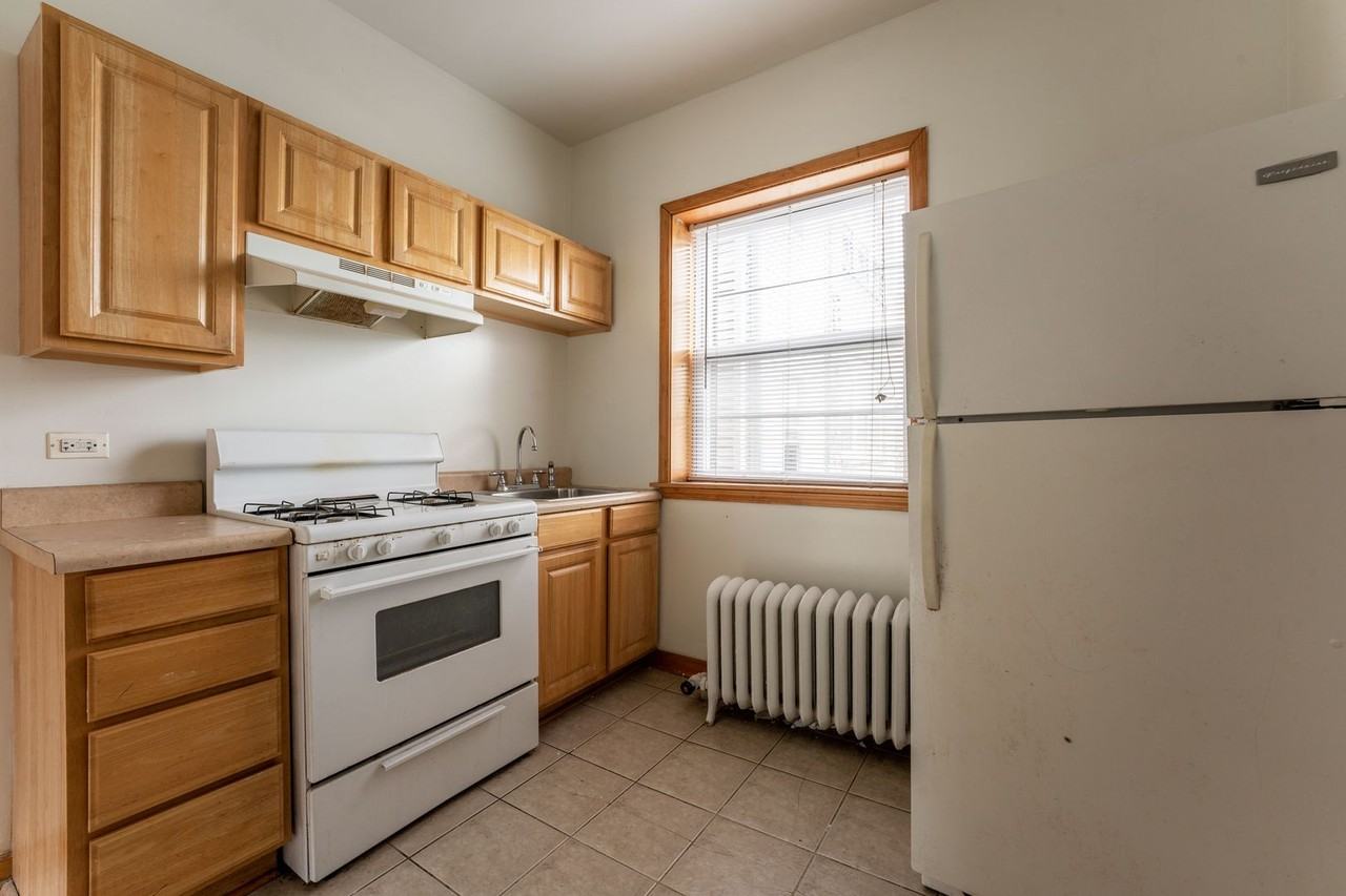 2618 W Gunnison St #3 - Photo 5 of 9