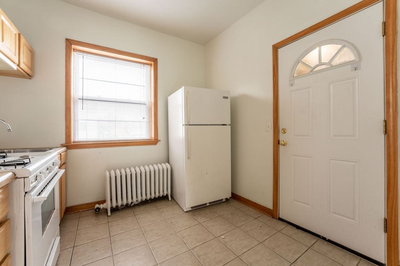 2618 W Gunnison St #3 - Photo 6 of 9