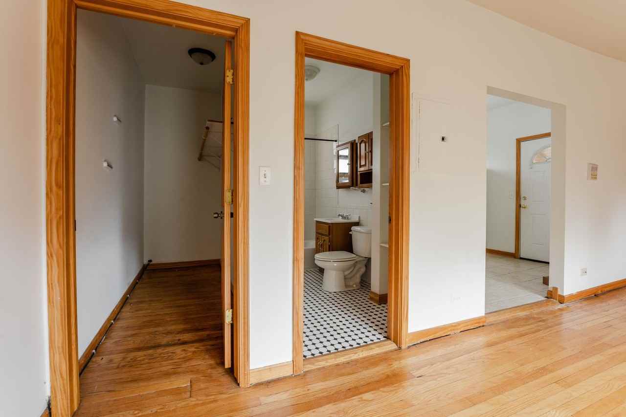 2618 W Gunnison St #3 - Photo 7 of 9