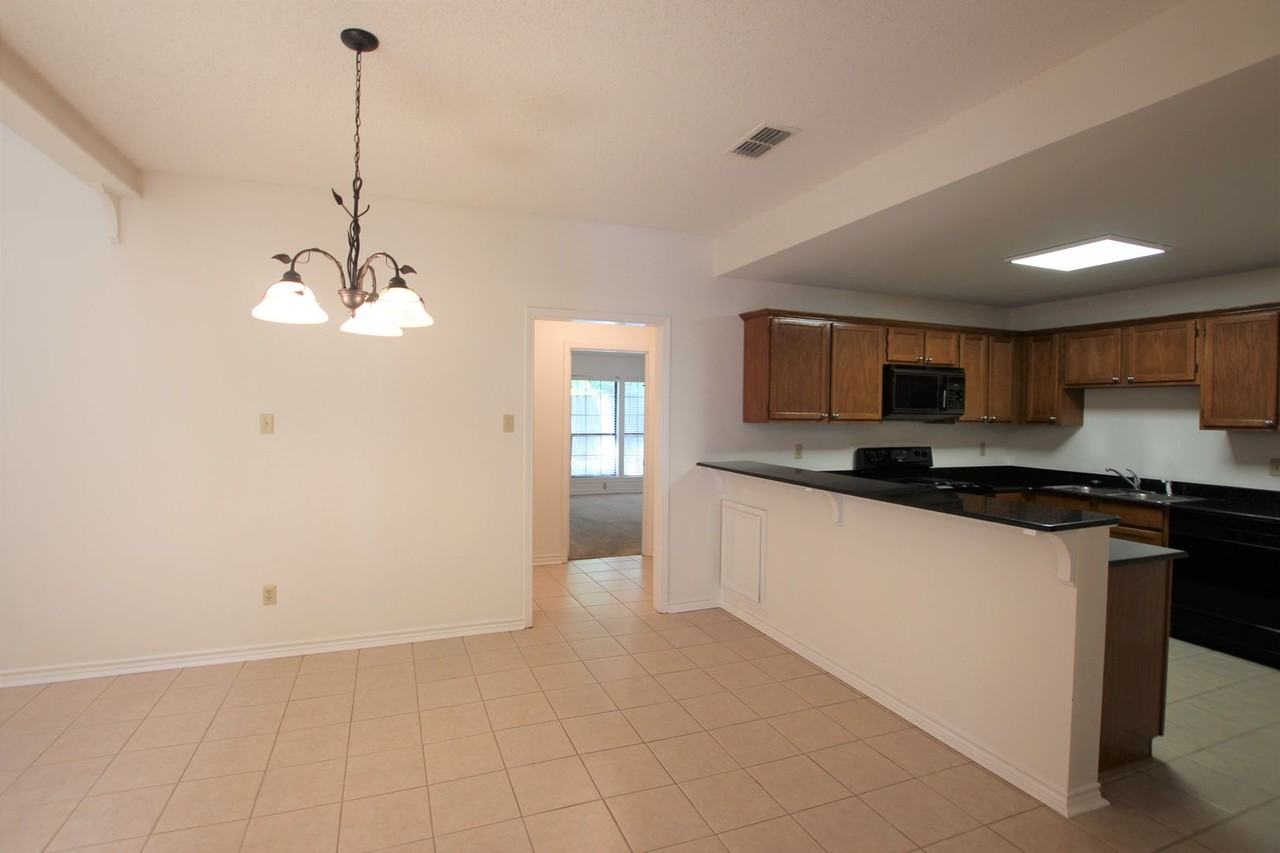 5839 Creekside Cir - Photo 7 of 32