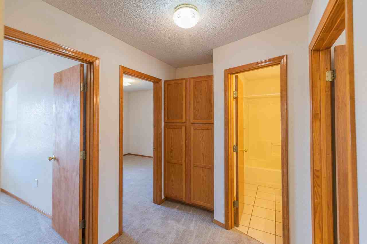 1378 Challenger Ave - Photo 4 of 34