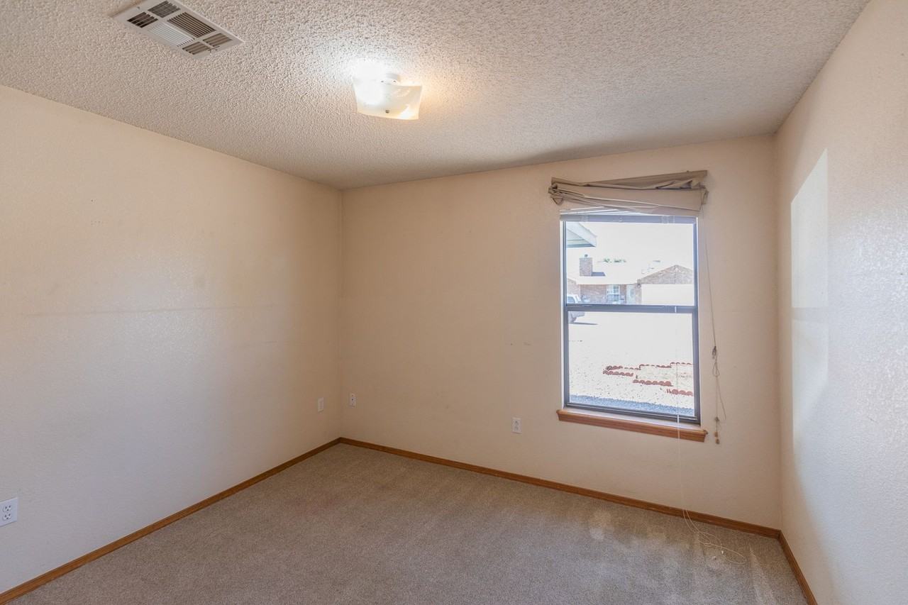 1378 Challenger Ave - Photo 5 of 34