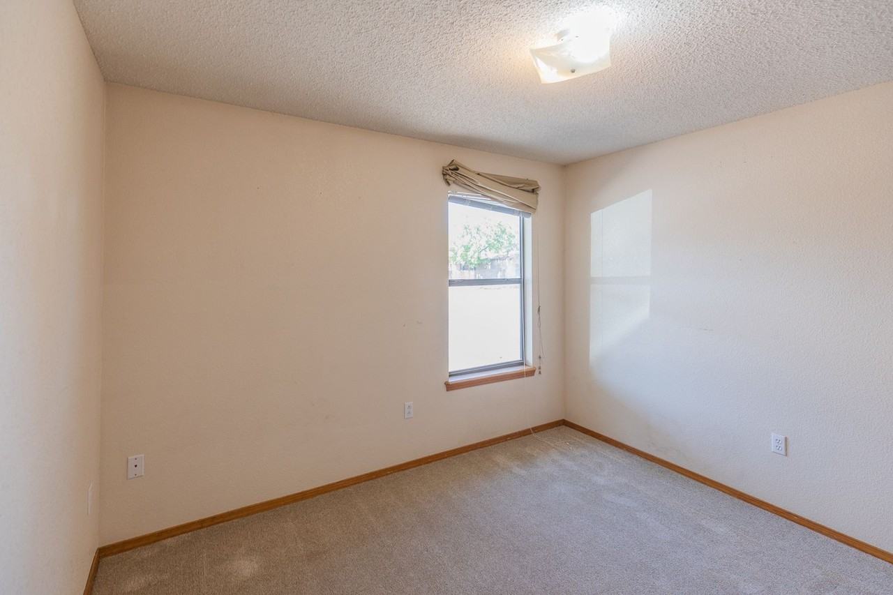 1378 Challenger Ave - Photo 6 of 34