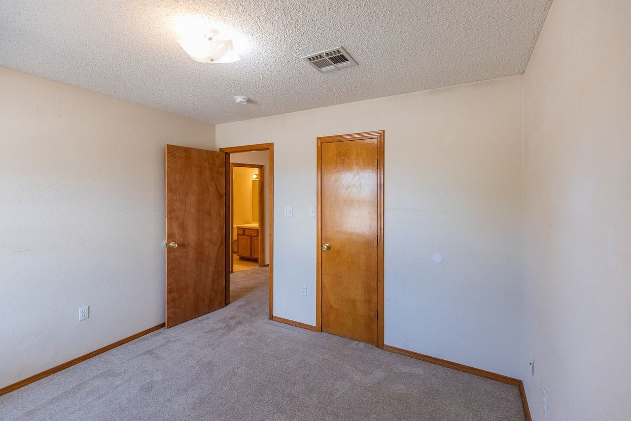 1378 Challenger Ave - Photo 7 of 34