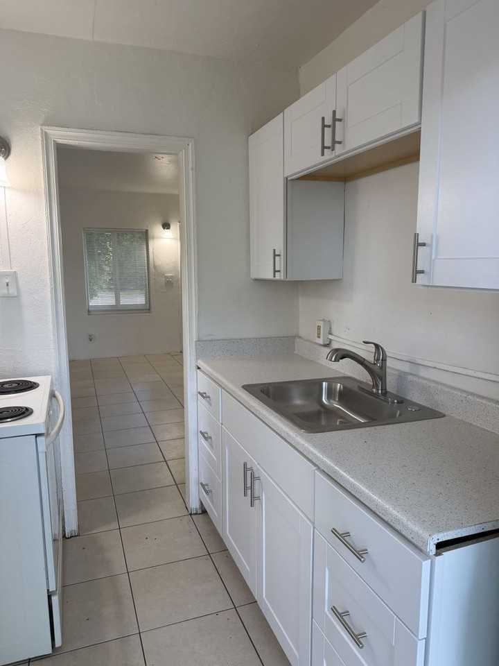 1444 Nw 4th St - Photo 7 of 10