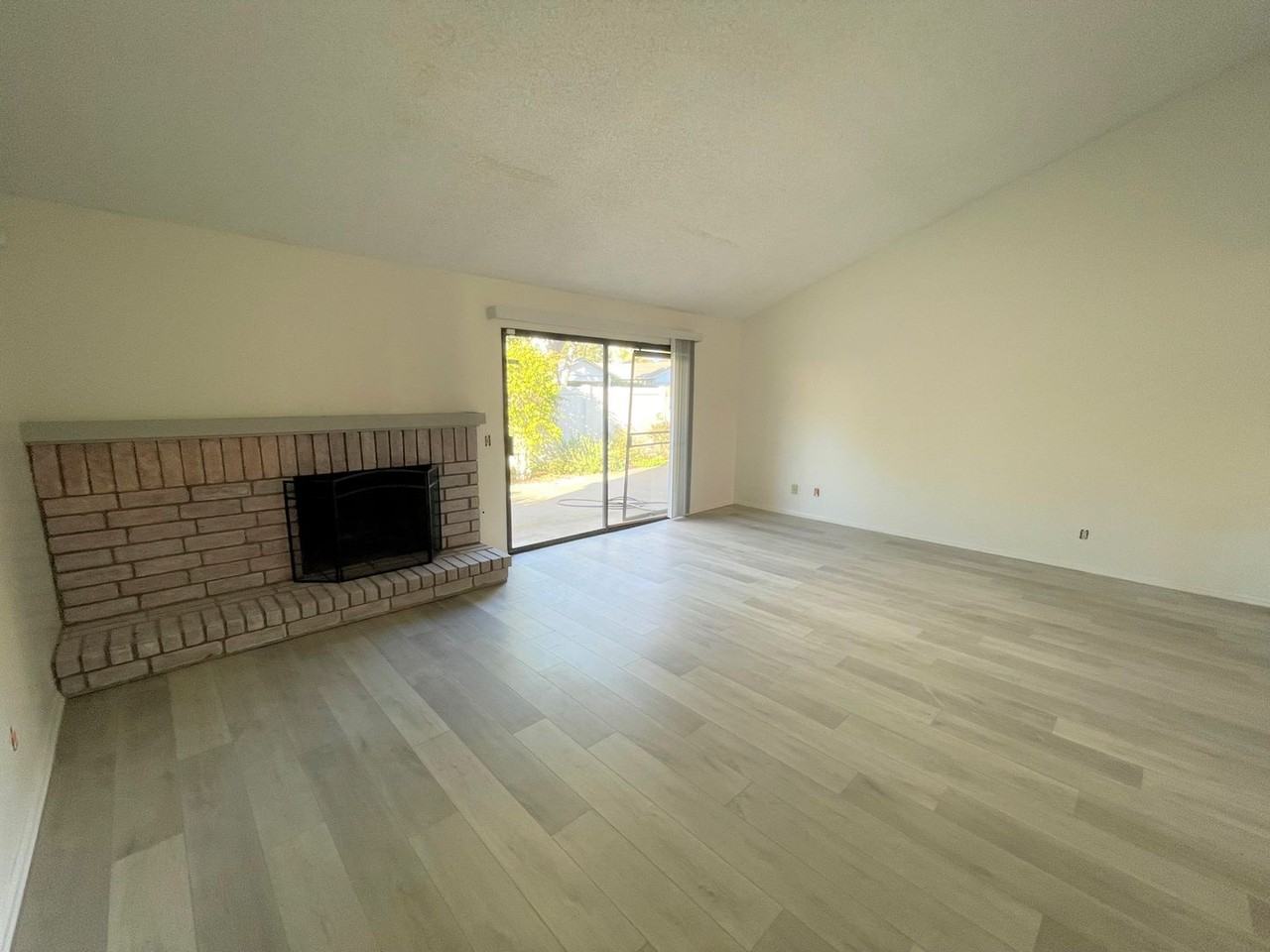 10428 Boulder Ct - Photo 5 of 22