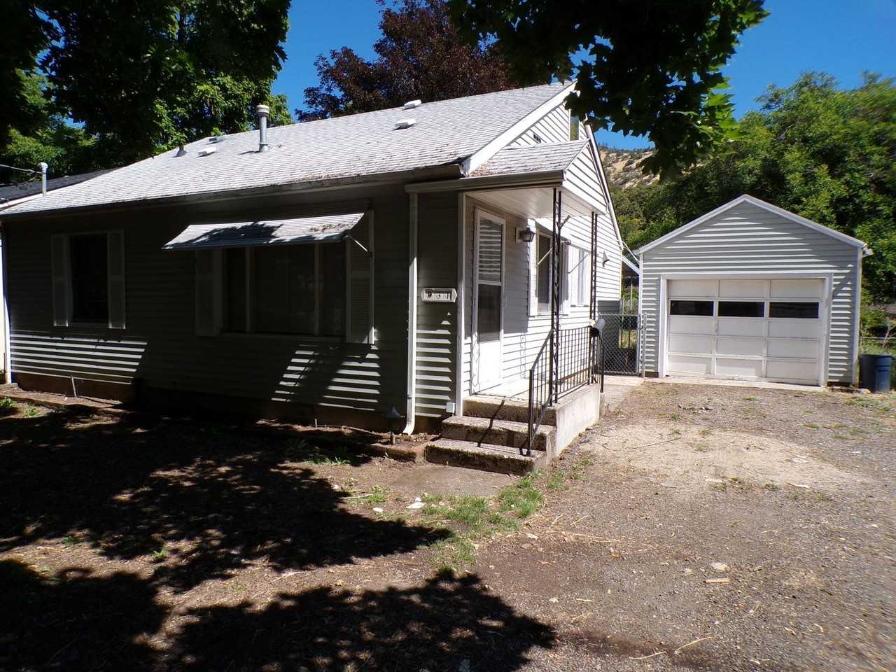 931 2nd Ave - Photo 2 of 9