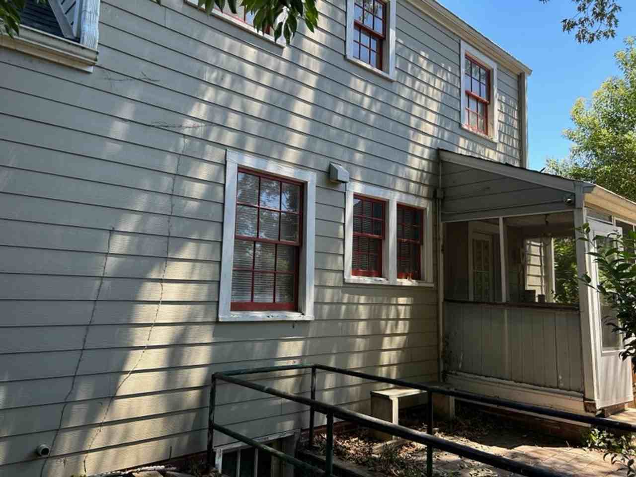 2300 Rosewood Ave - Photo 4 of 17