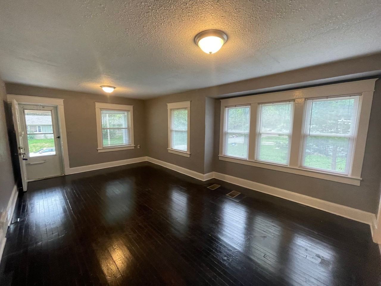 8226 Flora Ave - Photo 4 of 8