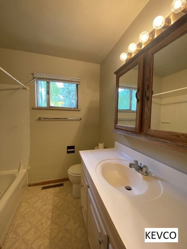 1313 Fairview Dr - Photo 5 of 17