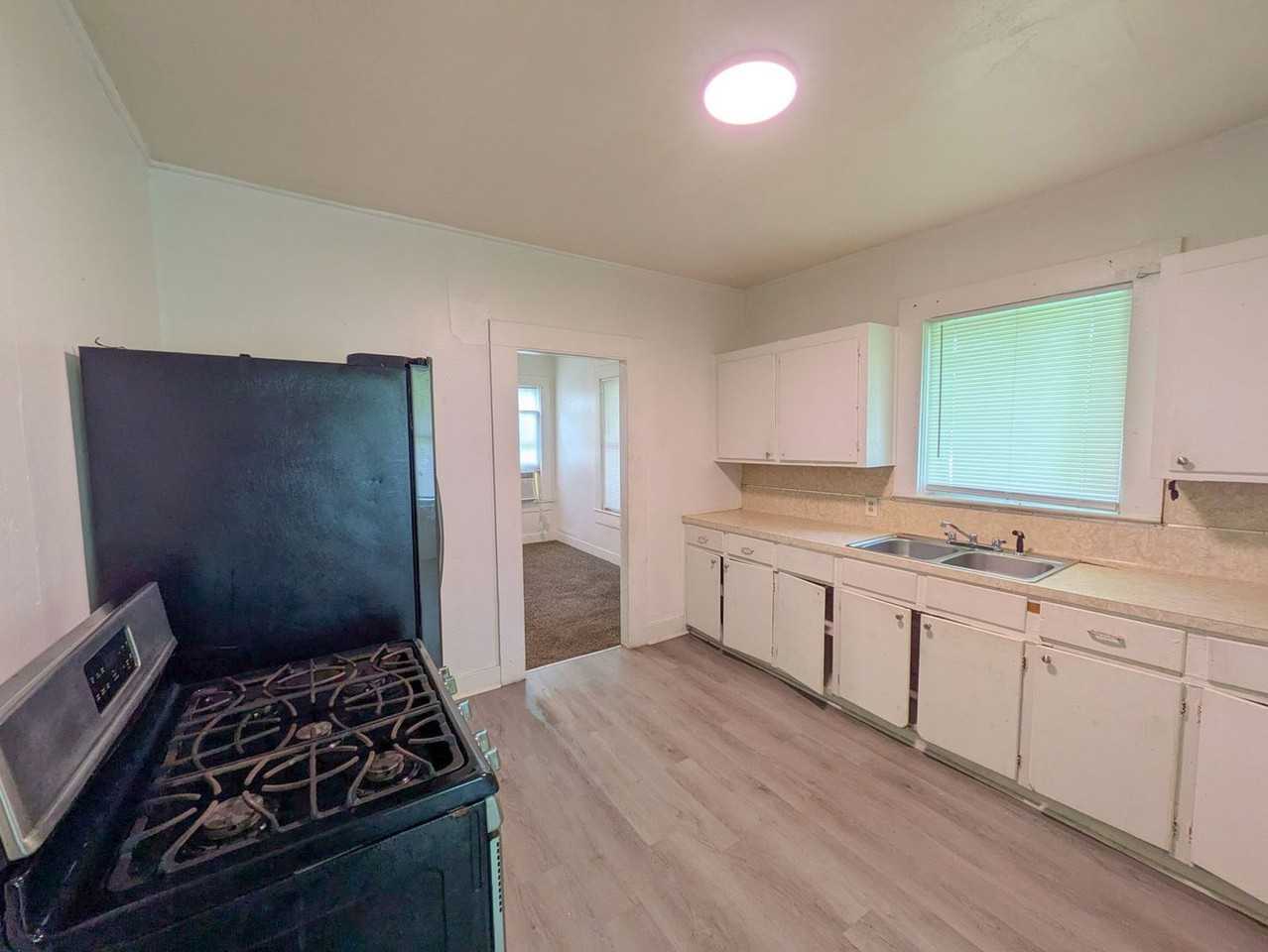 1491 Brockman St - Photo 5 of 13