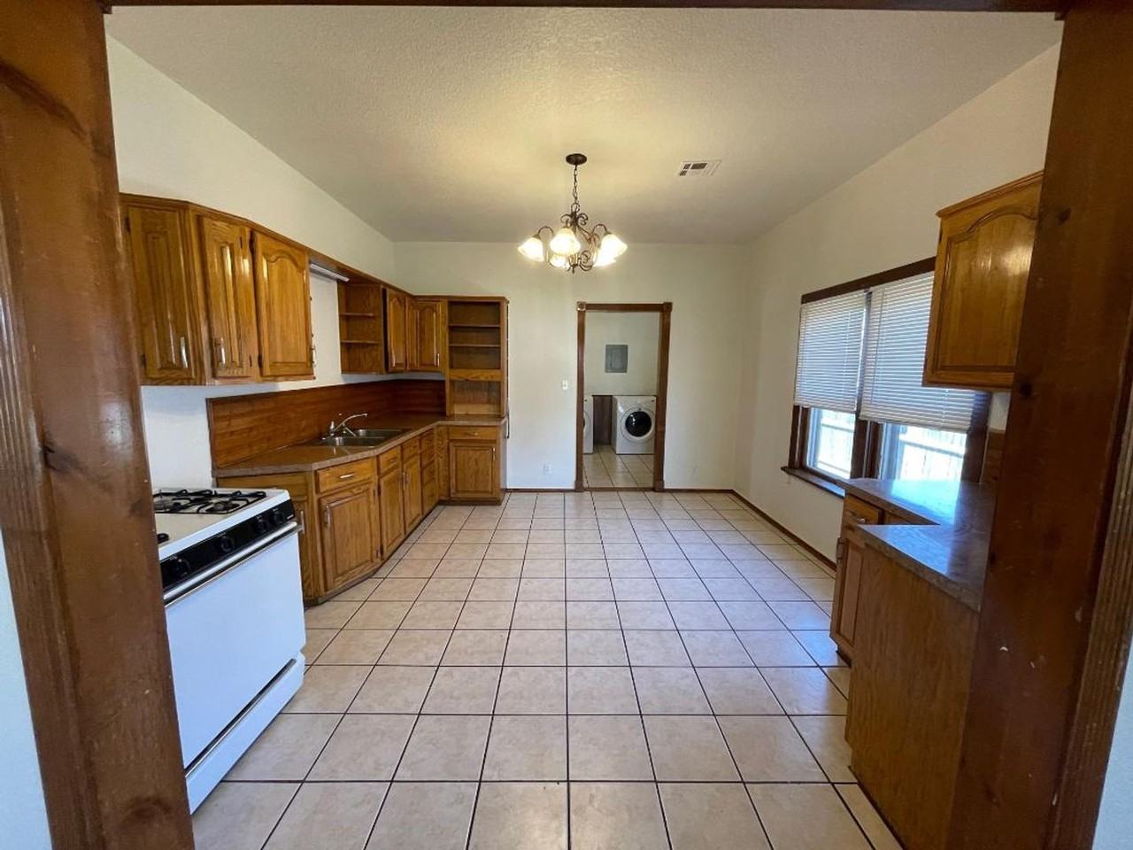 430 E Symmes St - Photo 4 of 13