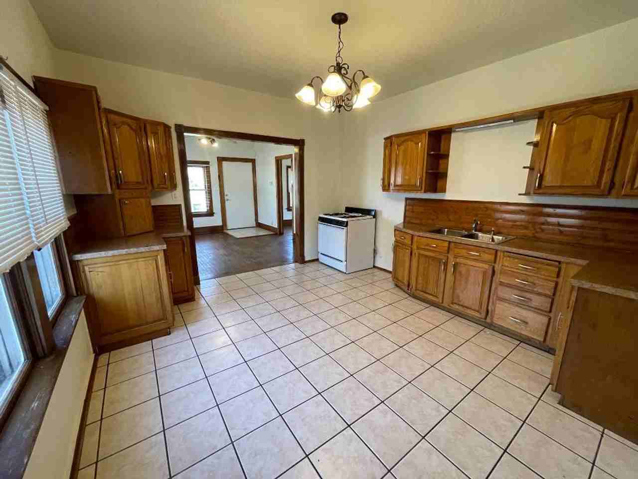 430 E Symmes St - Photo 5 of 13