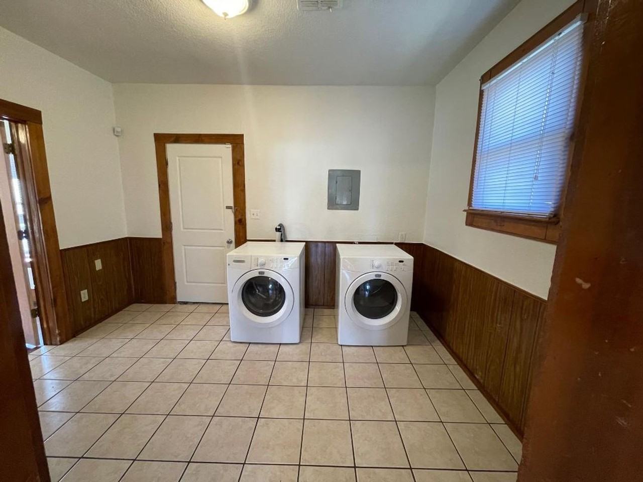430 E Symmes St - Photo 6 of 13