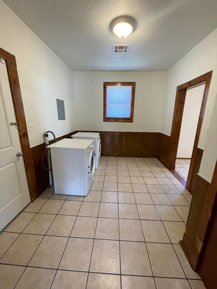 430 E Symmes St - Photo 7 of 13