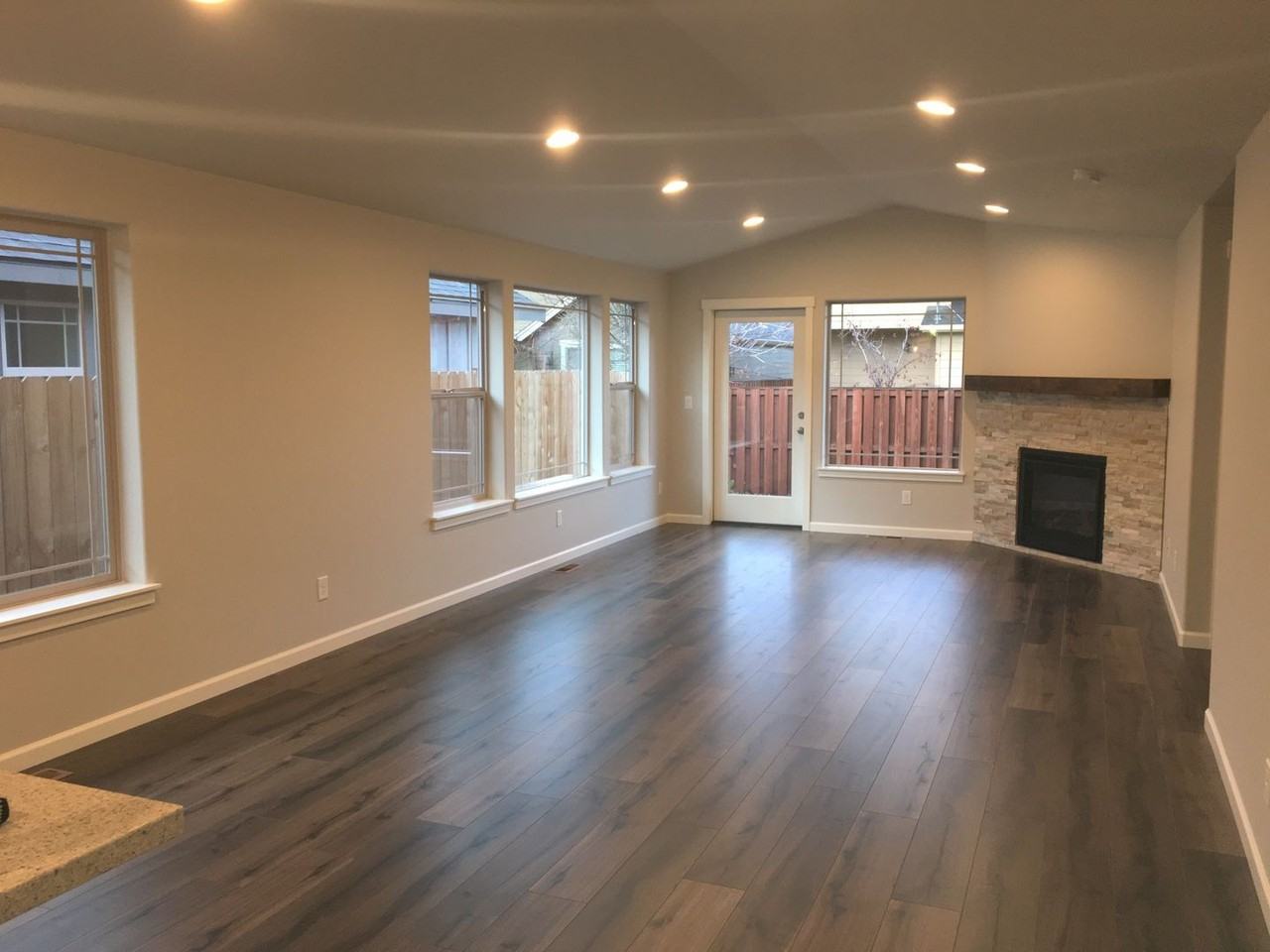 2935 Nw Cedar Ave - Photo 5 of 17
