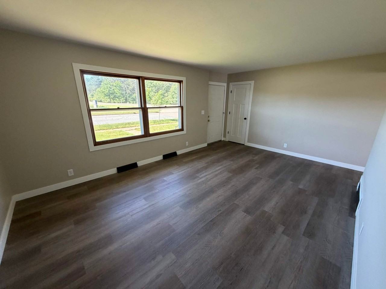 652 W Macarthur Ave - Photo 3 of 10