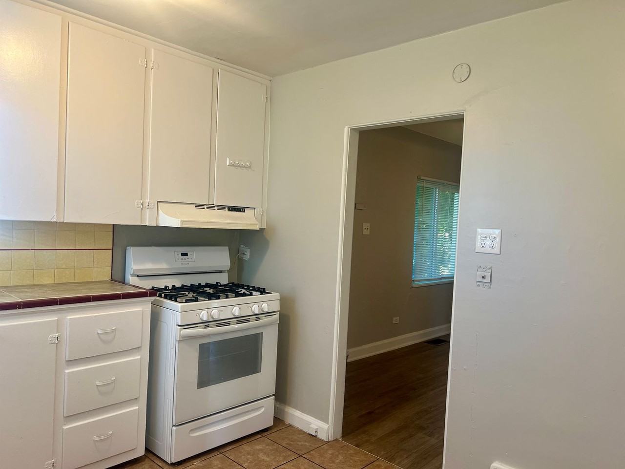 1590 Syracuse St - Photo 3 of 20