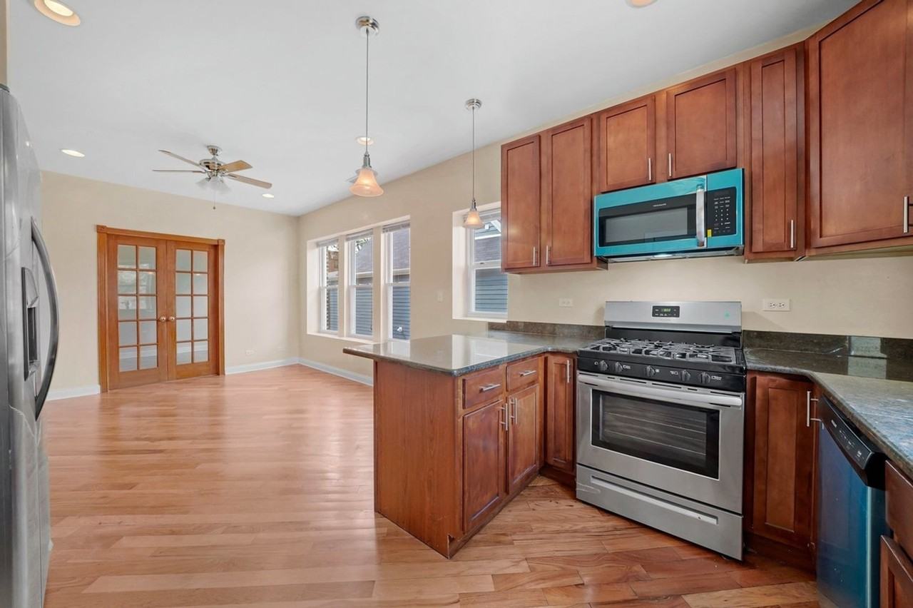 7211 N Damen Ave - Photo 3 of 23