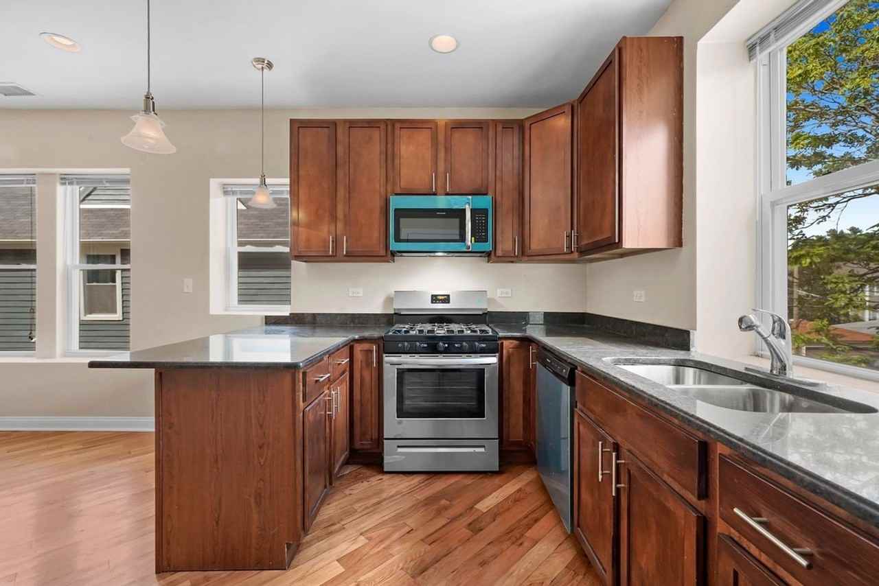 7211 N Damen Ave - Photo 4 of 23