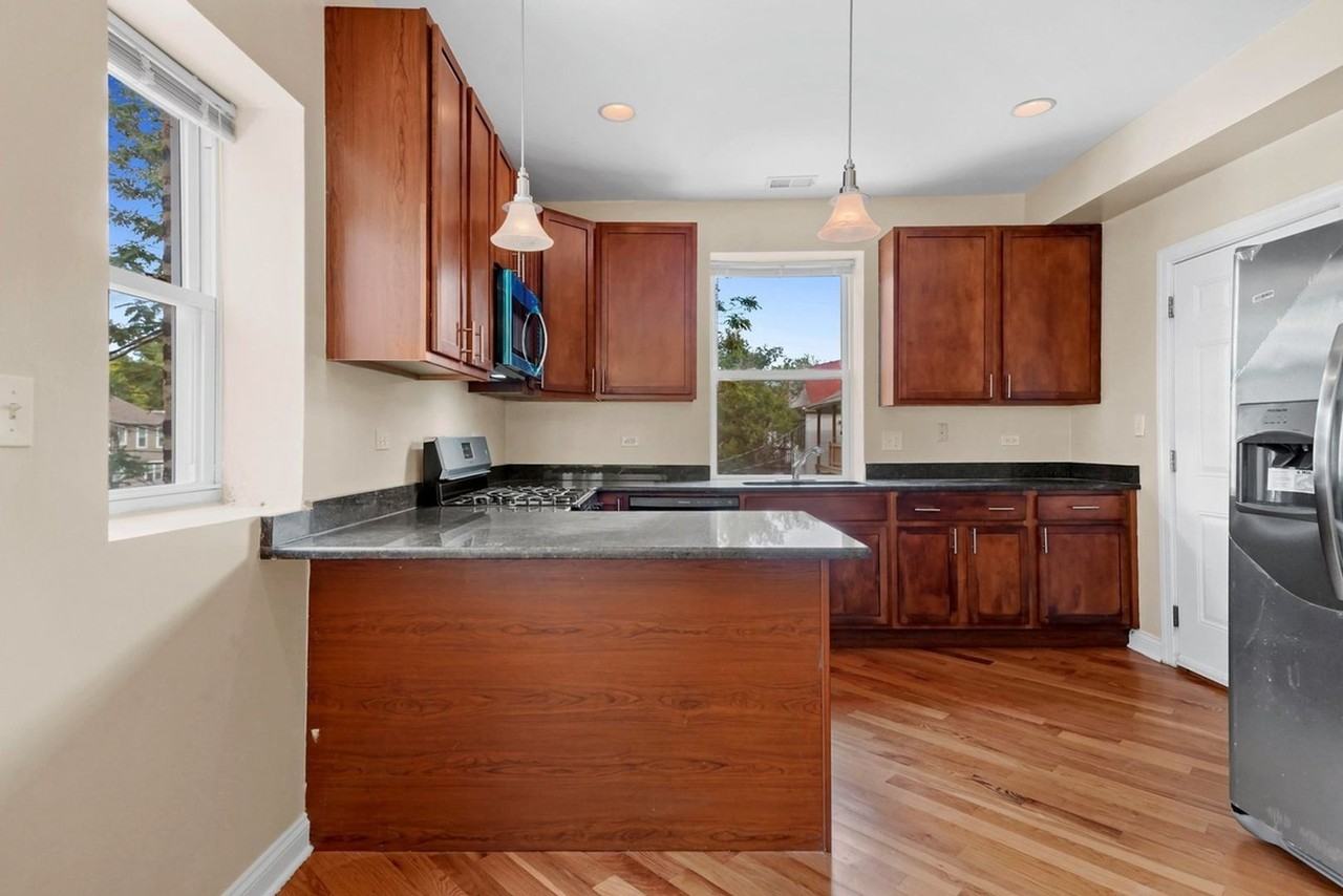 7211 N Damen Ave - Photo 5 of 23