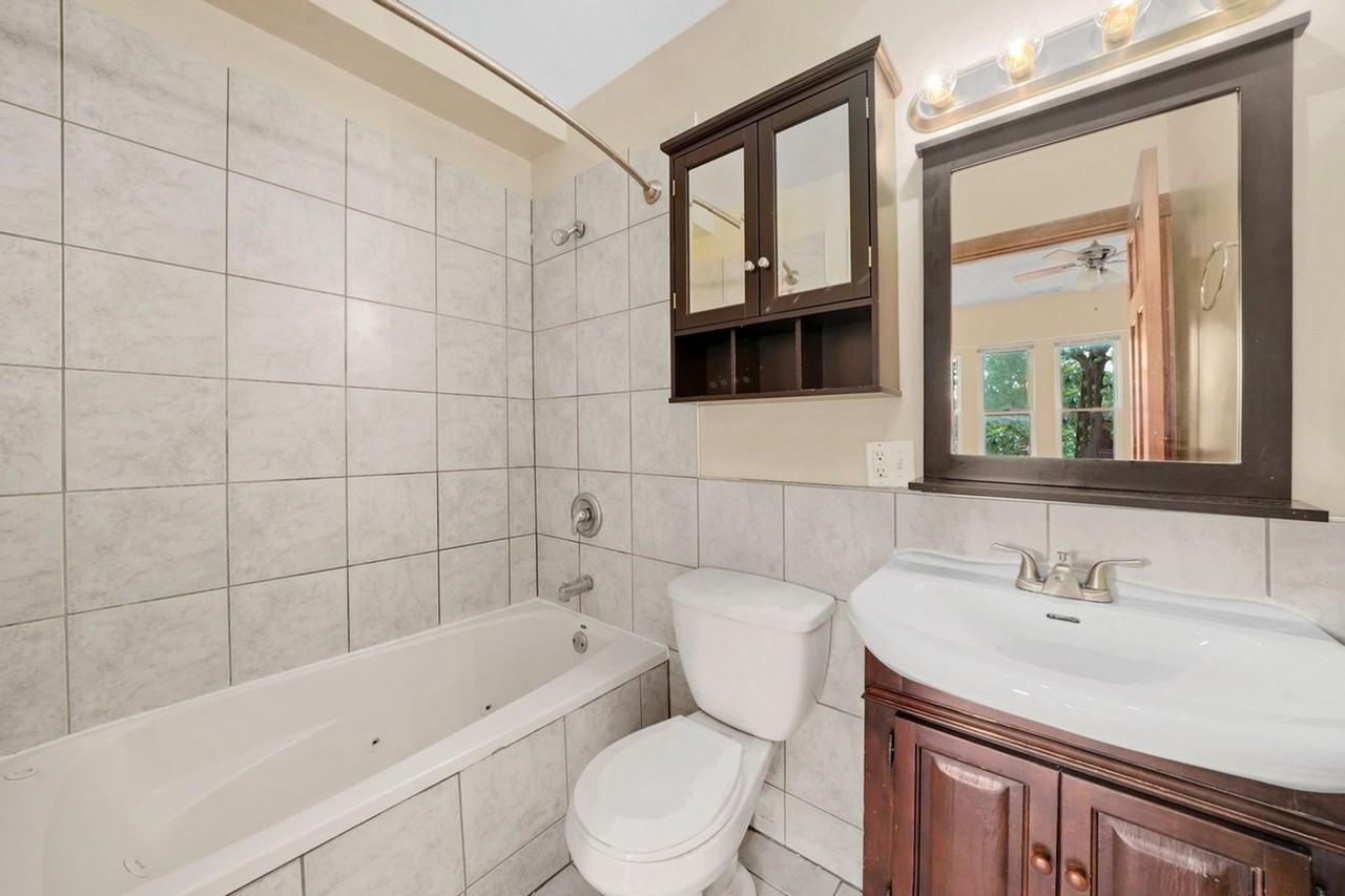 7211 N Damen Ave - Photo 6 of 23