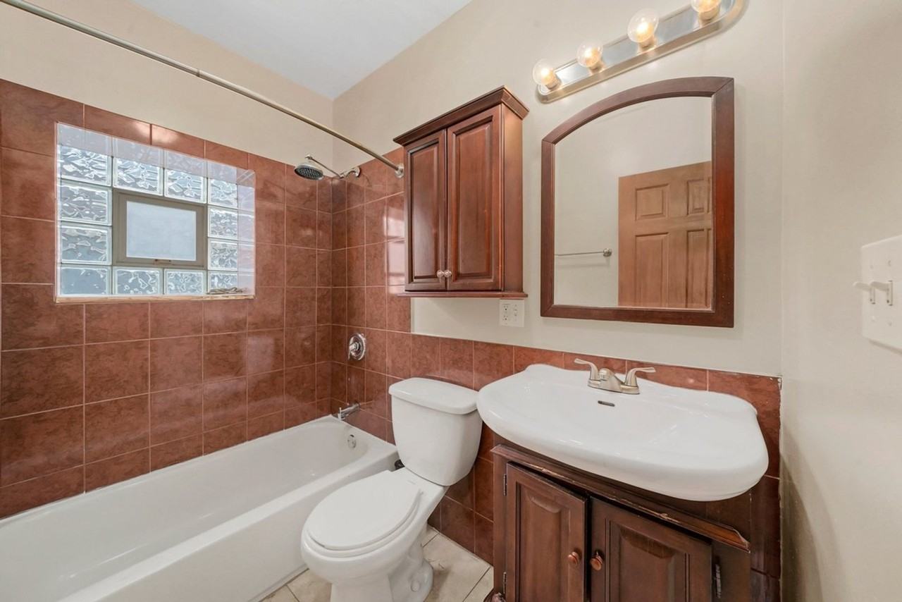 7211 N Damen Ave - Photo 7 of 23