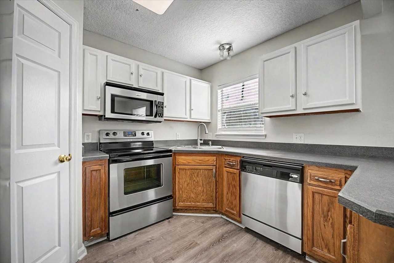 3303 Broadway Ave - Photo 4 of 21