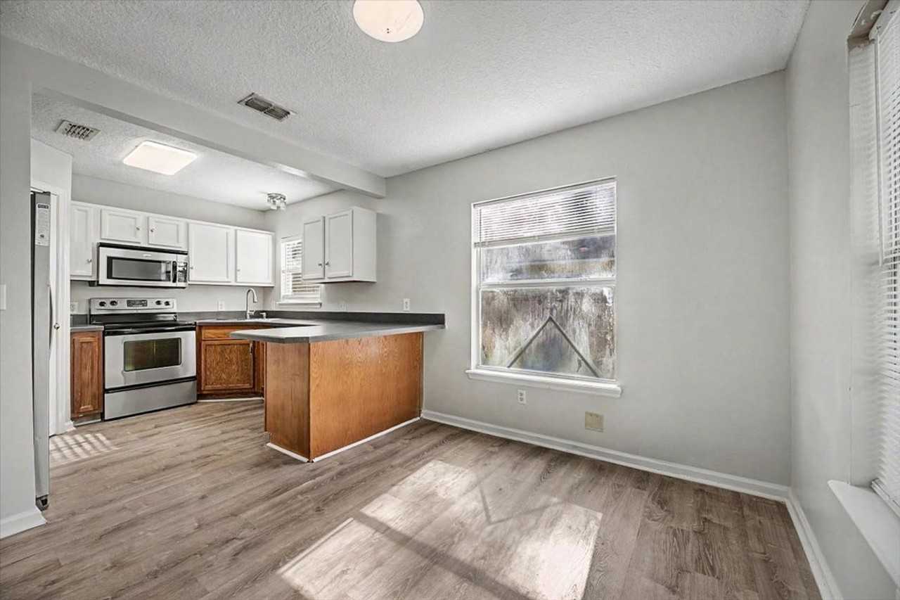 3303 Broadway Ave - Photo 5 of 21