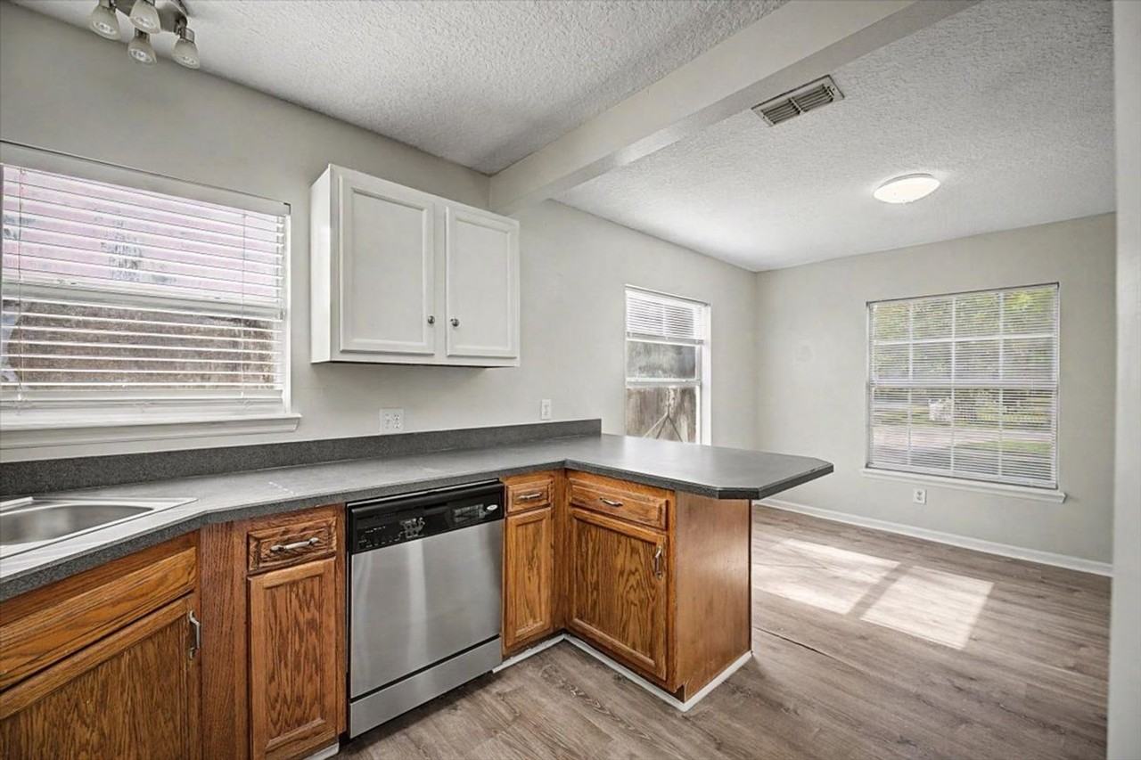 3303 Broadway Ave - Photo 6 of 21