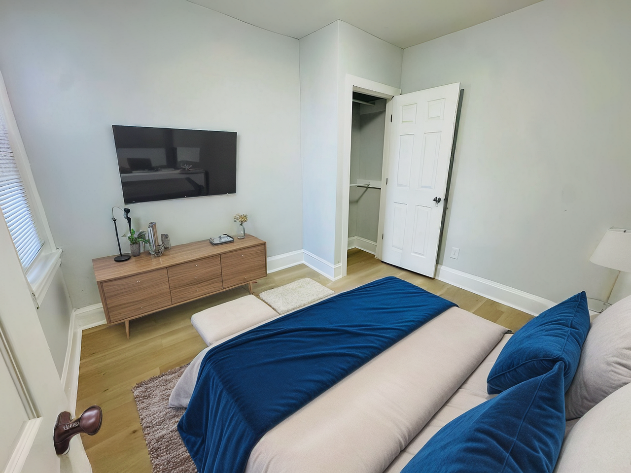 1415 N Hobart St - Photo 5 of 17