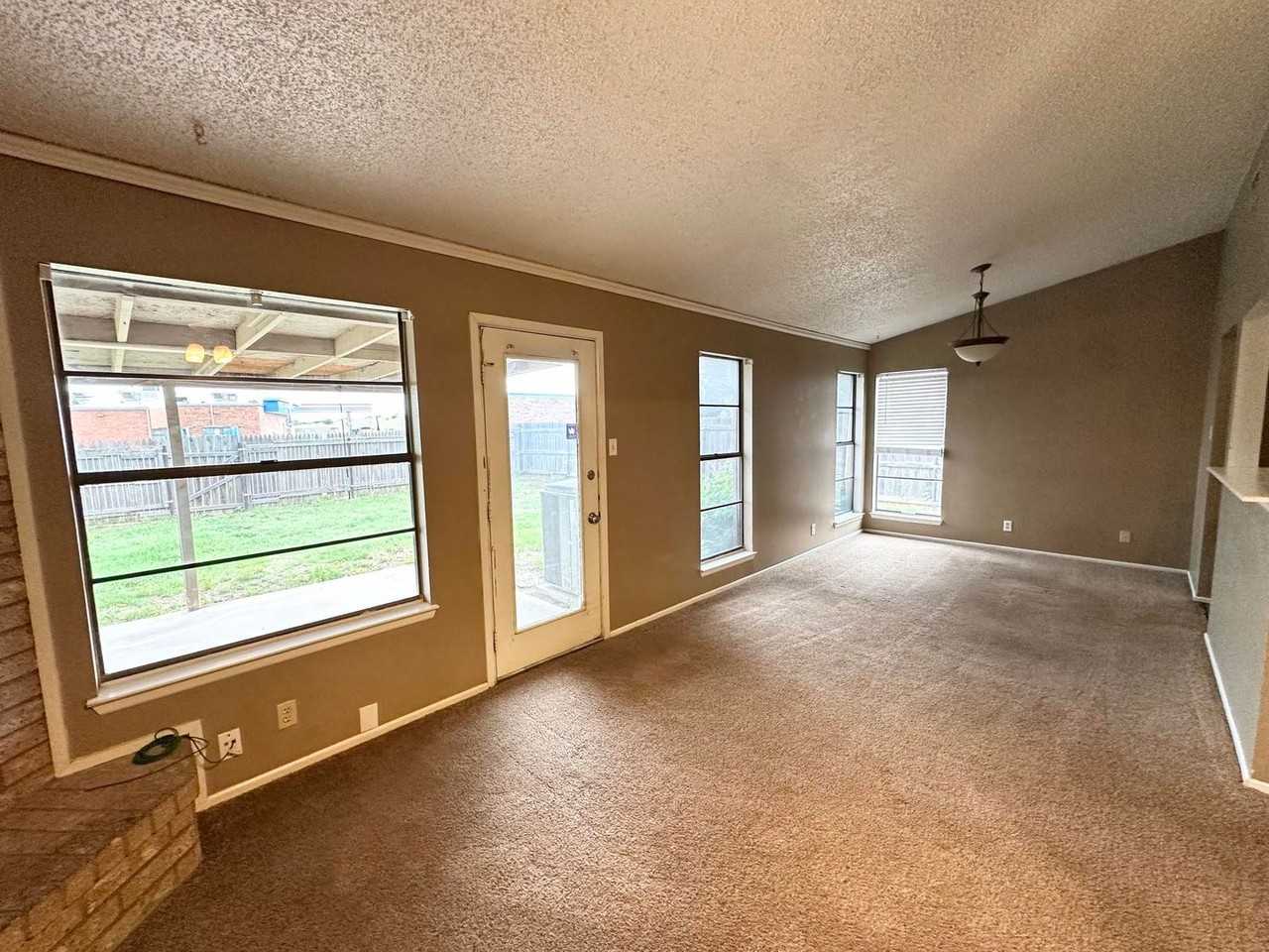 4605 Crenshaw Dr - Photo 3 of 15